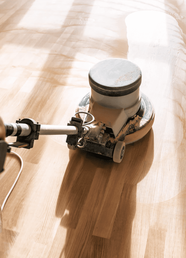 aspirateur sur le parquet